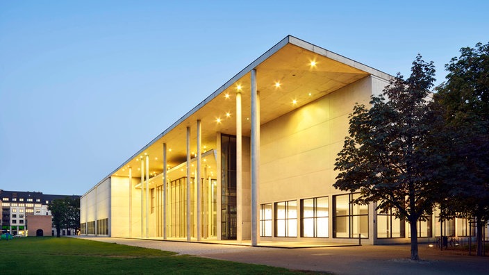 Pinakothek der Moderne in München, Außenansicht.