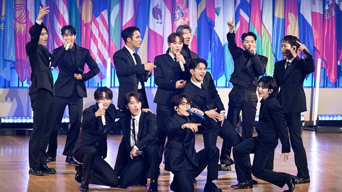 Die K-Pop Band "Seventeen" performt beim Hauptsitz der Unesco in Paris.