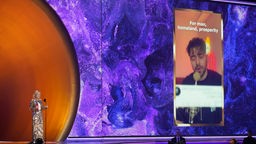 First Lady Jill Biden nimmt bei den 65. Grammy Awards im Namen von Shervin Hajipours den Preis in der Kategorie "Best Song for Social Change" für den Song "Baraye" entgegen.