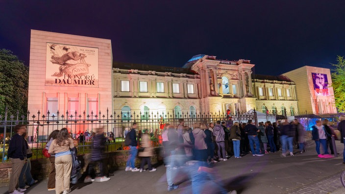 Vor dem Städel-Museum in Frankfrut am Main hat sich im Rahmen der "Nacht der Museen" eine lange Besucherschlange gebildet.