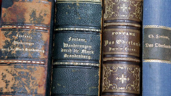 Im Theodor-Fontane-Archiv in Potsdam stehen Originalwerke Fontanes in einem Regal.