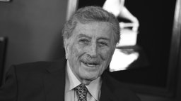 Schwarz-weiß Porträt des US-amerikanischen Sängers Tony Bennett.