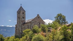 Allerheiligenkapelle in Sitten - kleine historische Burgkapelle zu Füßen der Ruine des mächtigen Bischofspalastes Chateau de Tourbilion