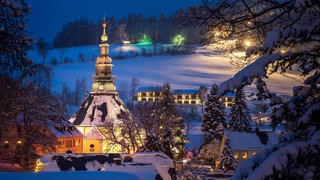 Illuminated church and houses in Seiffen.