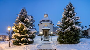 Stille Nacht Kapelle im Winter, Nachtaufnahme mit Schnee, Oberndorf, Salzburg