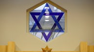 Davidstern in einem Fenster in der neuen Synagoge der Jüdischen Gemeinde in Schwerin