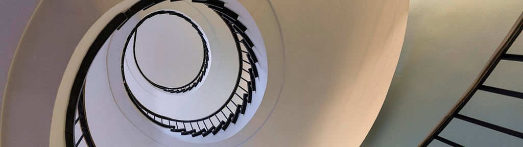 Ein spiralförmiges Treppenhaus