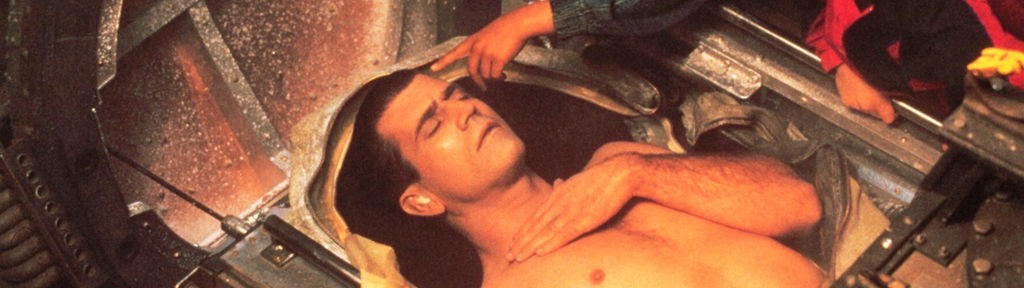 Szene aus dem Film: Forever Young (Forever Young, USA 1992). Mann im künstlichen Tiefschlaf in Gefrier-Kapsel