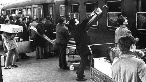 Gastarbeiter vor ihrer Abfahrt nach Jugoslawien am 19. Dezember 1970 auf dem Frankfurter Hauptbahnhof