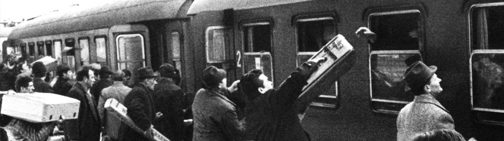 Gastarbeiter vor ihrer Abfahrt nach Jugoslawien am 19. Dezember 1970 auf dem Frankfurter Hauptbahnhof