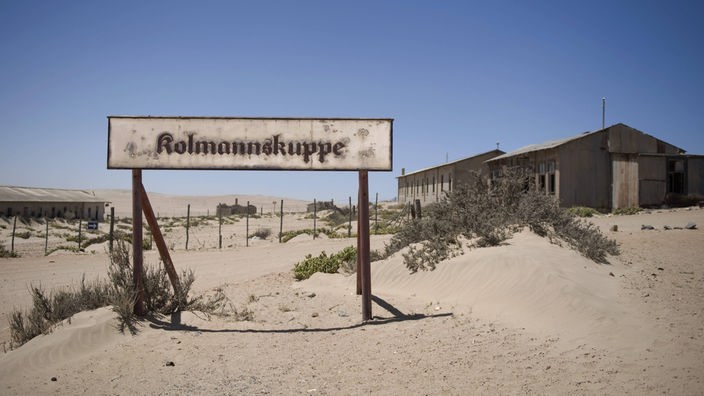Schild "Kolmannskuppe" in der von deutschen Kolonialisten gegründete Stadt in Namibia