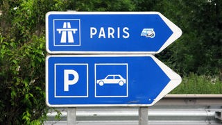 Ein Wegweiser zur Autobahn nach Paris