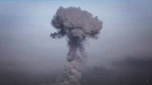 Eine Rauchwolke steigt nach einem Luftangriff auf