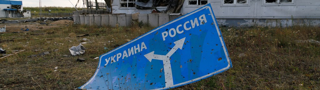 Ein mit Einschusslöchern übersätes Straßenschild an der russisch-ukrainischen Grenze