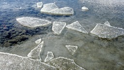 Zerbrochene Eisschollen auf einem See