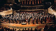Gruppenbild der Berliner Philharmoniker auf der Bühne