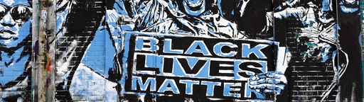 Ein Graffiti, welches eine Schwarze Frau bei einem Black-Lives-Matter-Protest abbildet.