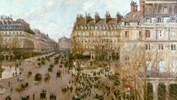 Ein Gemälde von Camille Pissaro zeigt ein volles Paris im 19. Jahrhundert.