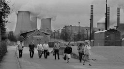 Arbeiter in der DDER auf dem Weg von der Schicht im Kraftwerk Hirschfelde (bei Zittau).