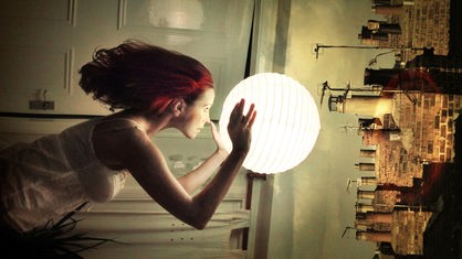 Bildkollage mit einer Frau, die eine Lampe in der Hand hält, man die verschiedene Dächer