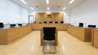 Leerer Gerichtssaal in Baden-Württemberg.