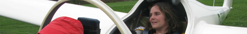 Maria-Cristina Hallwachs sitzt hinten in einem Zweier-Flugzeug.