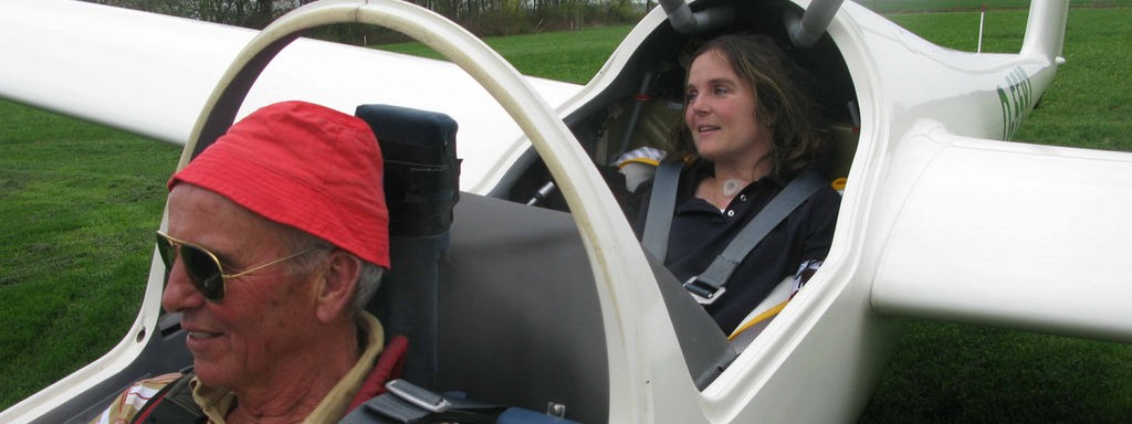 Maria-Cristina Hallwachs sitzt hinten in einem Zweier-Flugzeug.