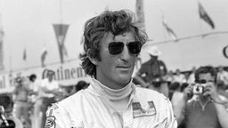 Jochen Rindt mit Sonnenbrille und Rennfahranzug.