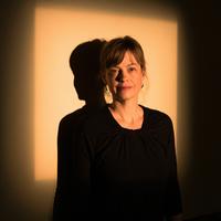 Die Autorin Mariana Leky posiert vor einer beleuchteten Wand.