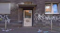 Eingangstür und Fenster eines Wohnhauses in der Nordstadt Dortmund, mit Graffiti besprüht.