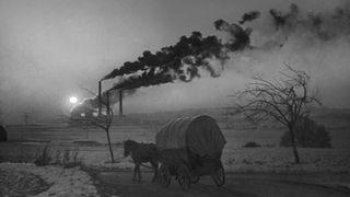Planwagen wird im Morgengrauen von einem Pferd gezogen, aus dem Jahr 1937.