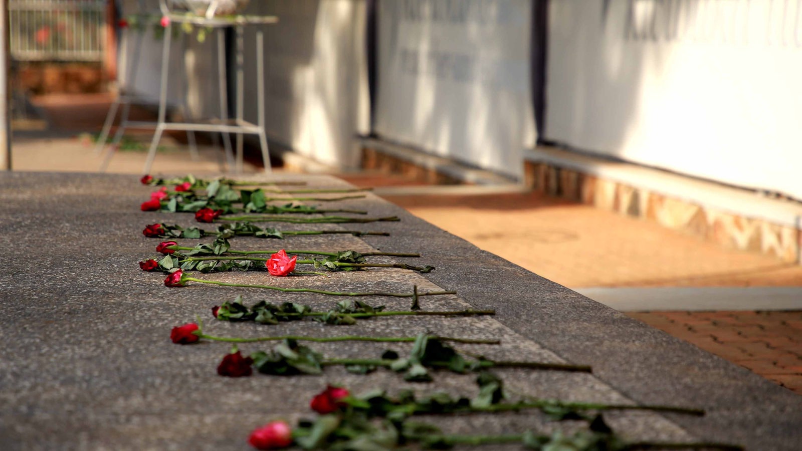 Vor dem Tutsi Genozid Memorial in Kigali, Ruanda liegen Rosen.