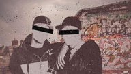 Ruhrpott-Brüder: Zwei Männer stehen vor einer Graffitiwand in Berlin.