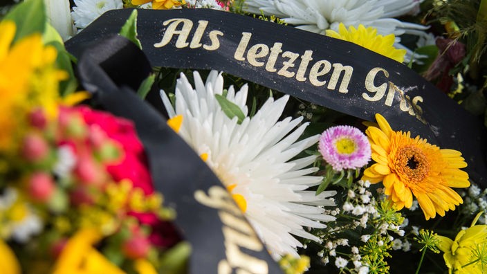 Ein Trauergesteck mit der Aufschrift "Als letzten Gruß".