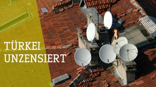Sechs Satellitenschüsseln auf einer mit Ziegeln gedeckten Dachspitze im Galata Bezirk, Istanbul, Schriftzug: Türkei unzensiert