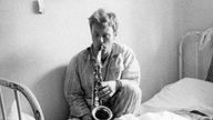 Ein Foto von Krystof Komeda mit Saxophon.