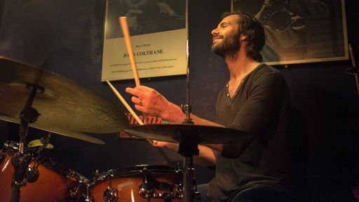 Der Schlagzeuger und Tablaspieler Dan Weiss.