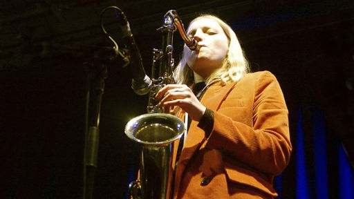 Die britische Jazzmusikerin Emma Rawicz bei einem Auftritt im Februar 2023.