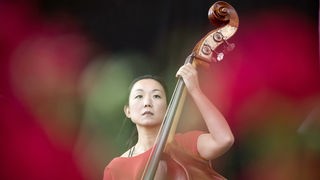 Die Kontrabassistin Linda May Han Oh beim finnischen Pori Jazz Festival im Jahr 2019.