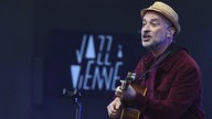 Der brasilianische Sänger Lucas Santtana beim 40. Jazzfestival in Wien, im Jahr 2021.