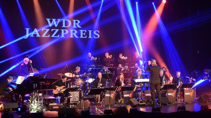 Die WDR Big Band spielt unter der Leitung von Ansgar Stripens.