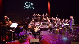 Die WDR Big Band unter der Leitung von Niels Klein spielt die Preisträgerkomposition des WDR Jazzpreisträgers Philip Zoubek. Aufnahme vom 01.02.2020 aus dem Theater Gütersloh.
