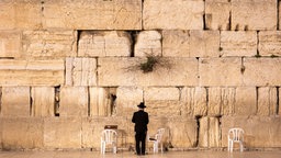 Blick auf die Klagemauer in der Altstadt von Jerusalem am 09.02.2022