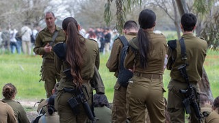 Soldatinnen und Soldaten im Februar 2024 bei einem Missionsbriefing in Re'im, nahe dem Gazastreifen.