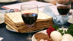 Symbolische Speisen für das Pessach-Fest (auch Passah-Fest). Das einwöchige Pessach- oder Passah-Fest erinnert an den Auszug der Israeliten aus Ägypten und ist das wichtigste Familienfest im Judentum.