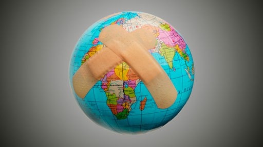 Tikkun Olam - Die Welt reparieren: Das Bild zeigt einen Globus auf dem symbolisch zwei Pflasterstreifen aufgebracht sind.
