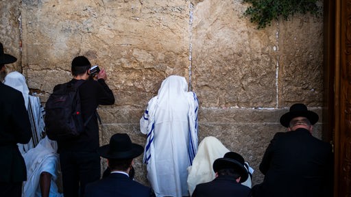 Juden beten an der Westmauer während des jüdischen Fasten- und Trauertags Tischa be Aw. 