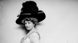 Alma Mahler-Werfel mit Hut auf einer historischen Schwarz-Weiß-Fotografie, undatiert.