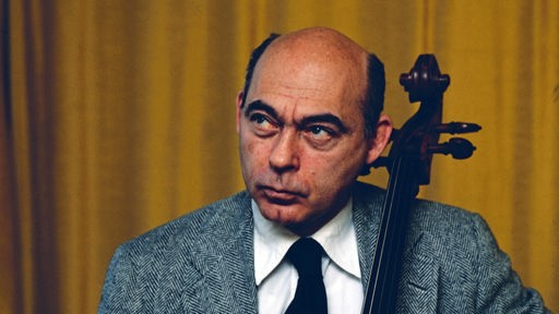 János Starker, amerikanischer Cellist ungarischer Herkunft, einer der bedeutendsten Cellovirtuosen des 20. Jahrhunderts, Portraitaufnahme am Cello, Deutschland, circa 1980.