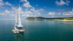 Ein Segelboot liegt vor Mana Island (Fidschi-Inseln)